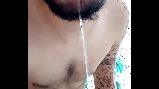 MACHO ENCHENDO A GARRAFA DE MIJO E BEBENDO